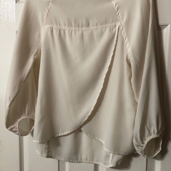 American Eagle Blouse Size Medium Cream Three Quarter Sleeves Split Back Design - Picture 8 of 11
